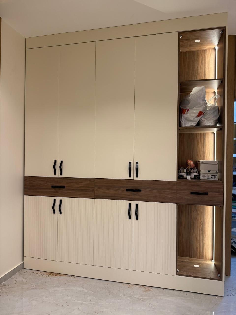 Detail of a fitted storage system