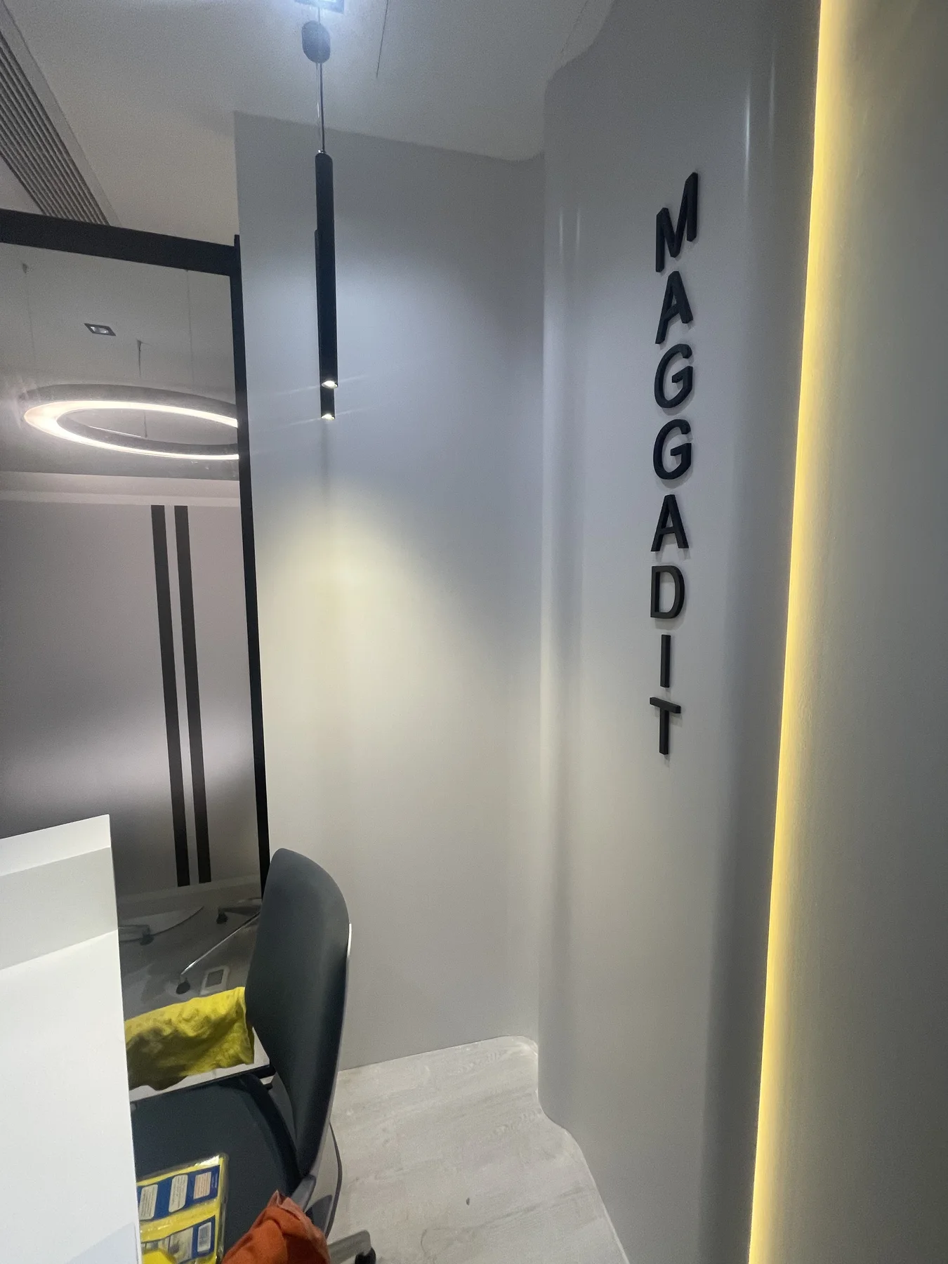 Integrated wall joinery and workstations bring order to the office.