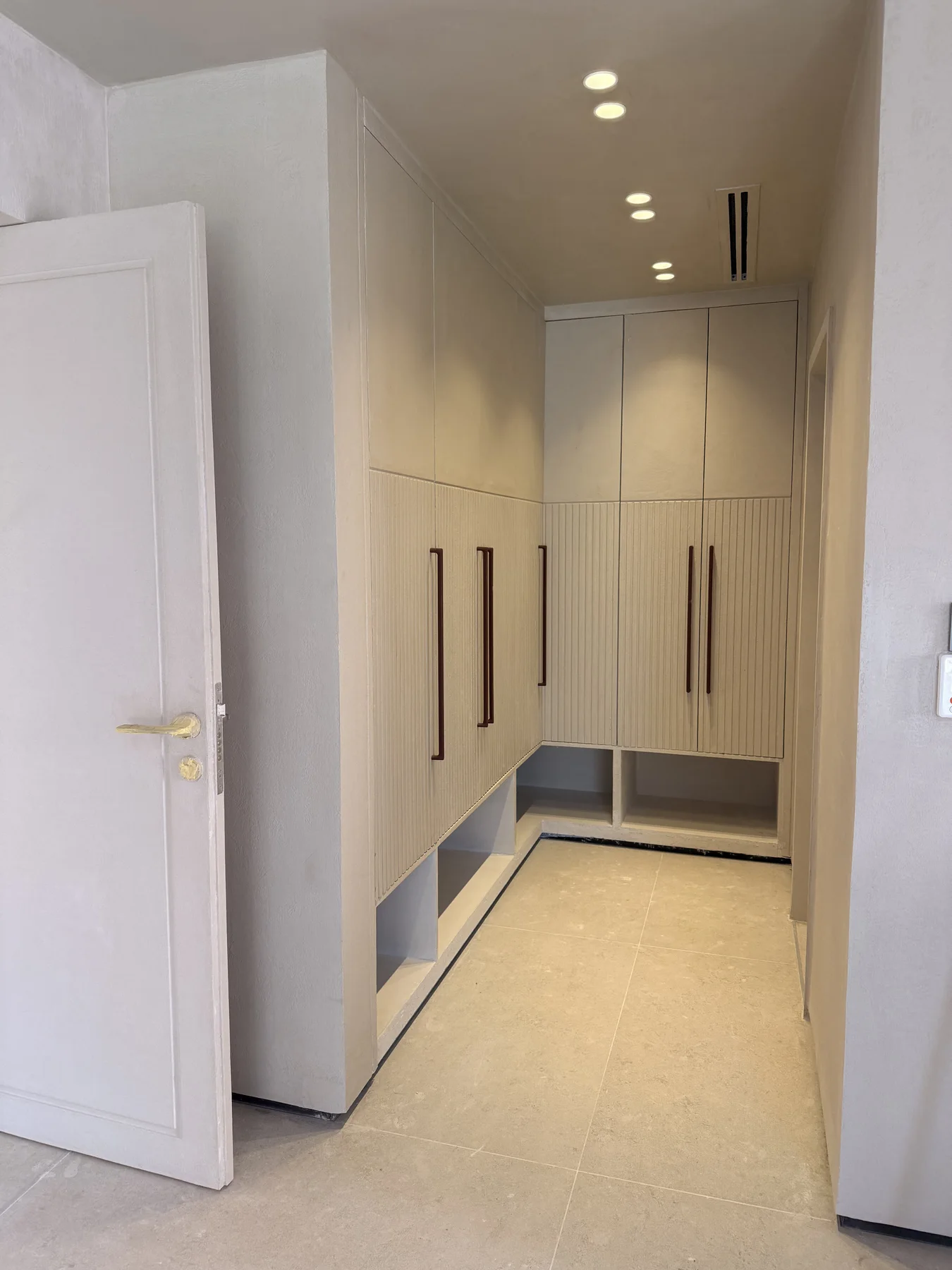 Fine hardware and aligned panels give this Playa interior its quiet character.