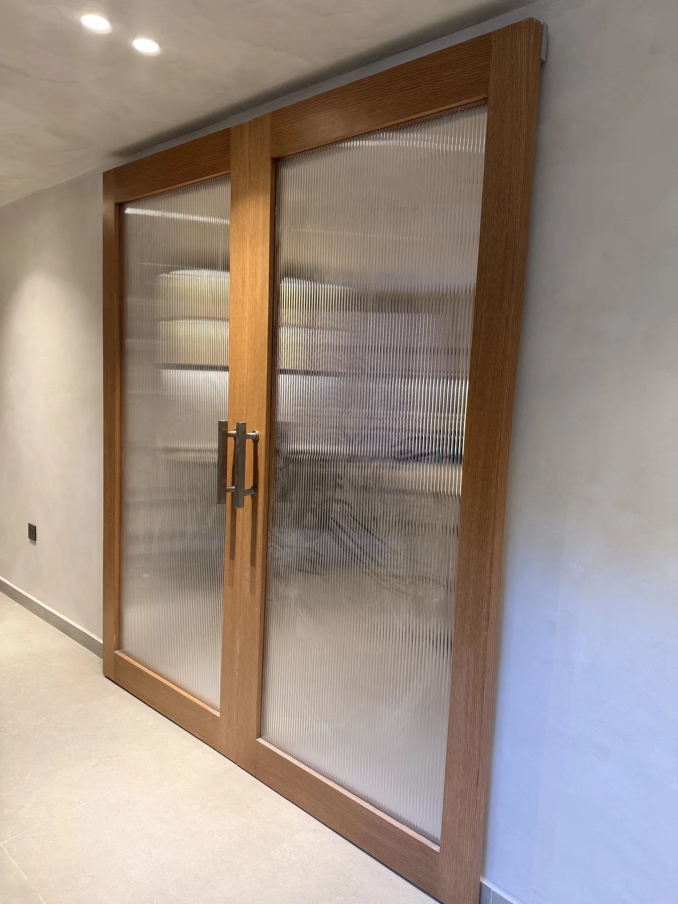A close study of the thresholds, doors and fitted pieces that complete the room.