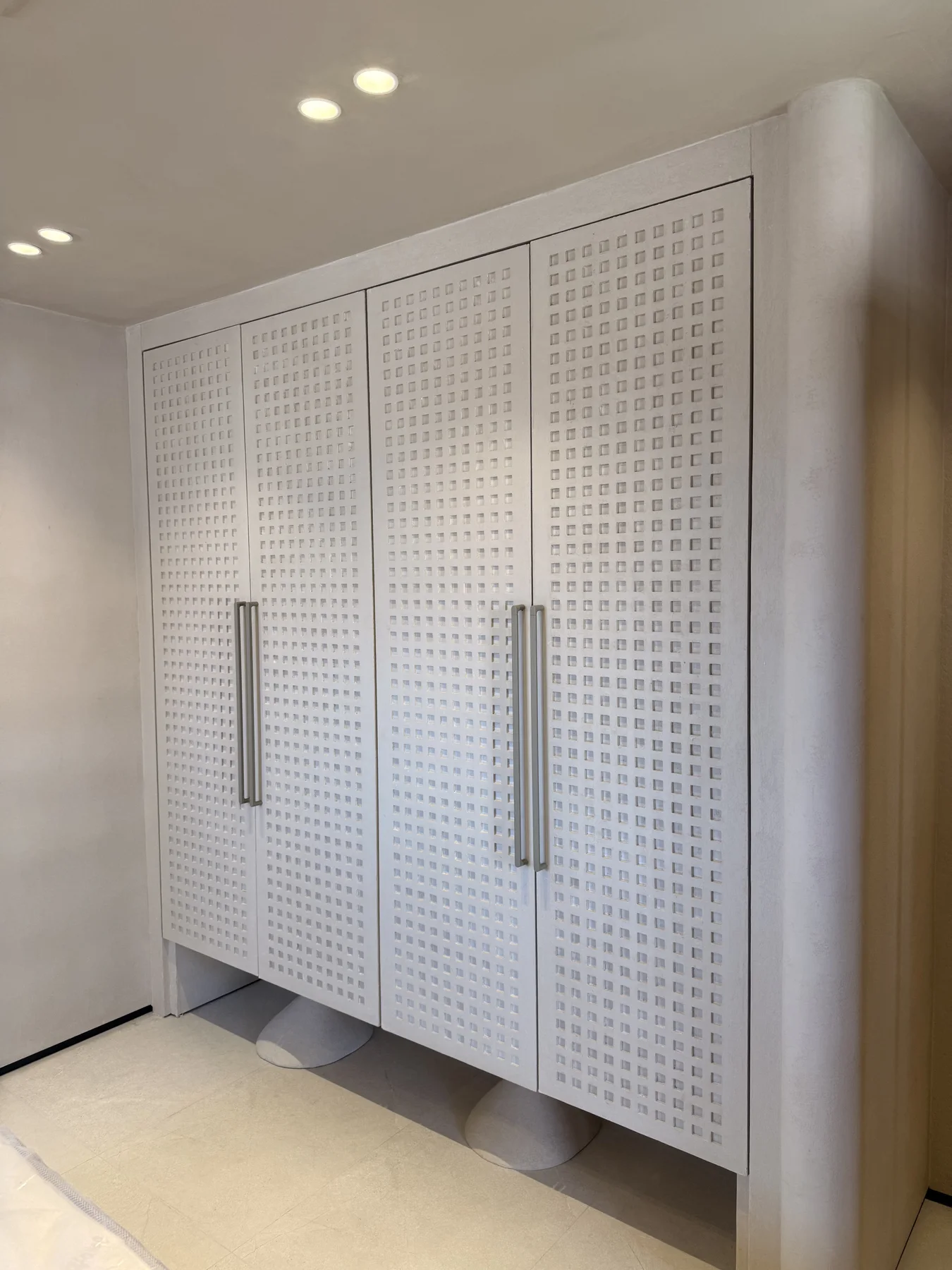 A crafted doorway where material, proportion and movement meet.