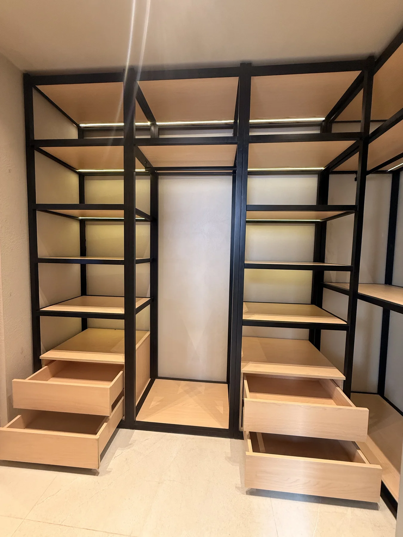 A close study of the thresholds, doors and fitted pieces that complete the room.